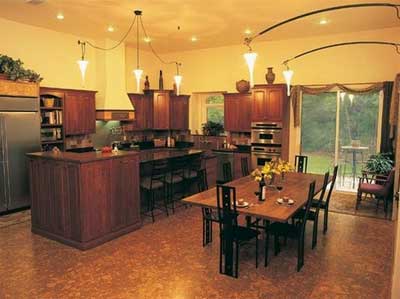 Пробковый пол в столовой.