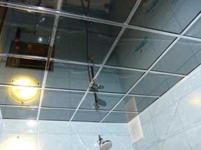 Зеркальный потолок в ванной комнате.