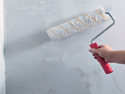 Клеим обои близкими руками.