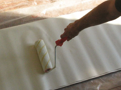 Клеим обои близкими руками.