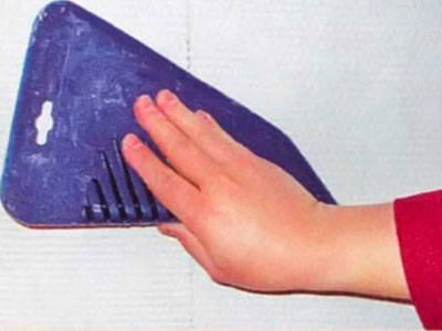 Клеим обои близкими руками.